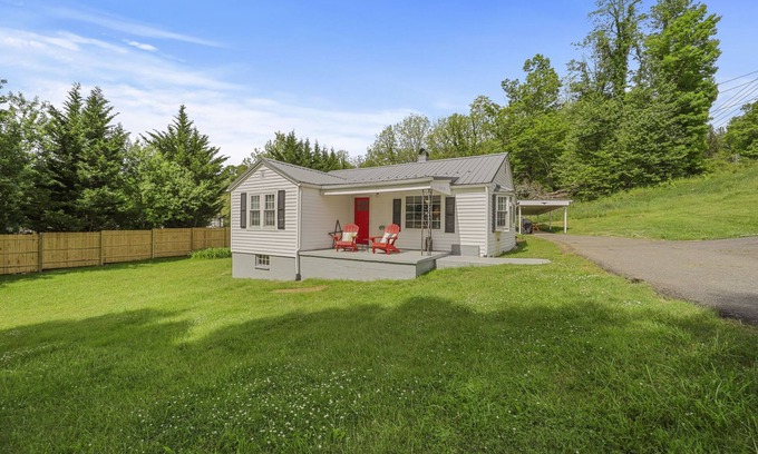 Jefferson House | Barrett Place, 3BR, 1 Bath, Gem of Jefferson, NC 5 Minutes to West Jefferson