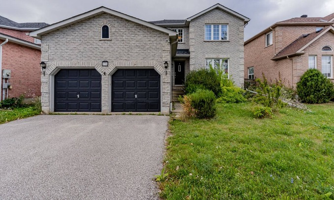 Barrie Cottage | Barrie Downtown Cottage BBQ Patio Garden Sleeps10