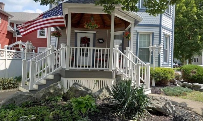 Olean House | Barry Street Historical Home - The Entire Home