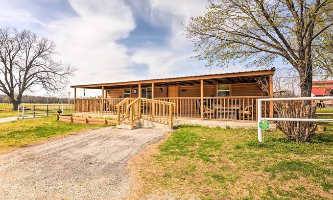 Bartlesville Cabin | Bartlesville Cabin w/Pool, Hot Tub & Trampoline!