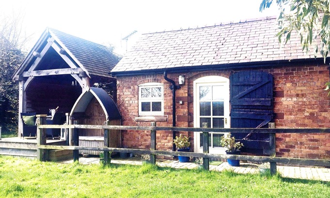 Barton Cottage | Barton Bank Cottage-Romantic Country Cottage for 2-pet friendly