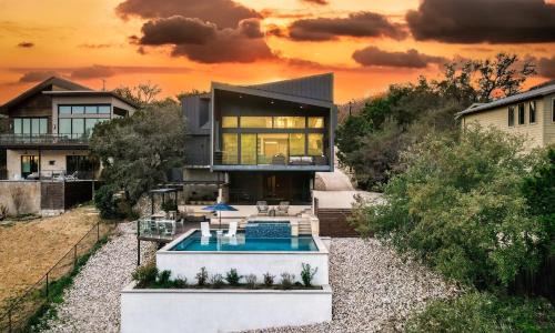 Apache Shores House | Barton by AvantStay Lake Views w Hot Tub Pool Ping Pong