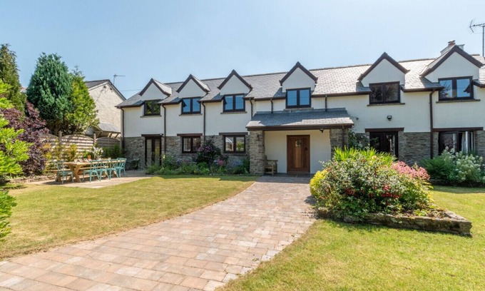 West Down House | Barton Farm - Four Bedroom House, Sleeps 8