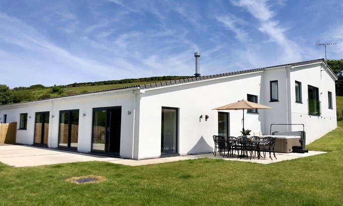 West Down Apartment | Barton Rock, sleeps 10 with a hot tub
