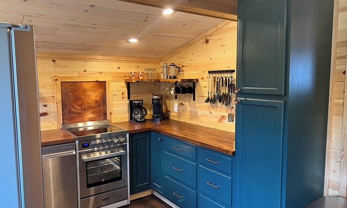 St. Helen Cabin | Base Camp - Cozy 2-bed with ORV trail access. Fully fenced-in and dog-friendly