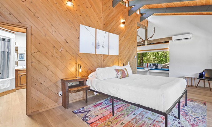 Mount Shasta Cabin | Basecamp Lodge - Cabin 2