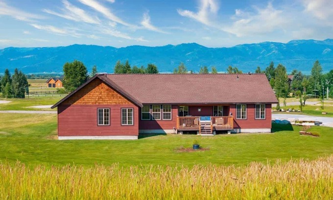 Victor House | Basecamp Stays: Stylish Mtn Home, Fireplace, Views