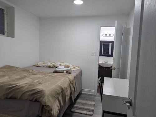 Grand River South House | Basement two Queen beds and one single with two full washrooms by YKF airport