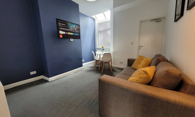 Tunstall House | 💼 Basford House | 3BR, 2BA Home with WiFi & Smart TVs | Sleeps 5