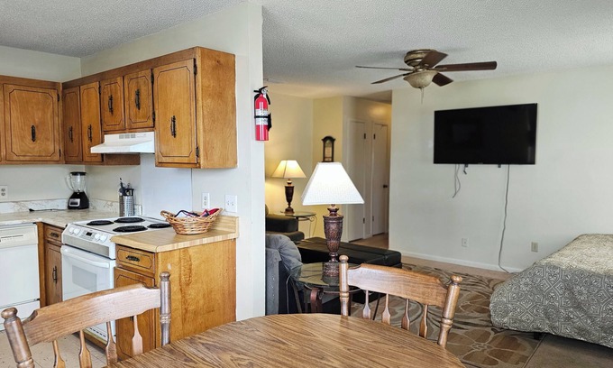 Panama City Apartment | Basic Intown Apartment convenient to Beach and Town