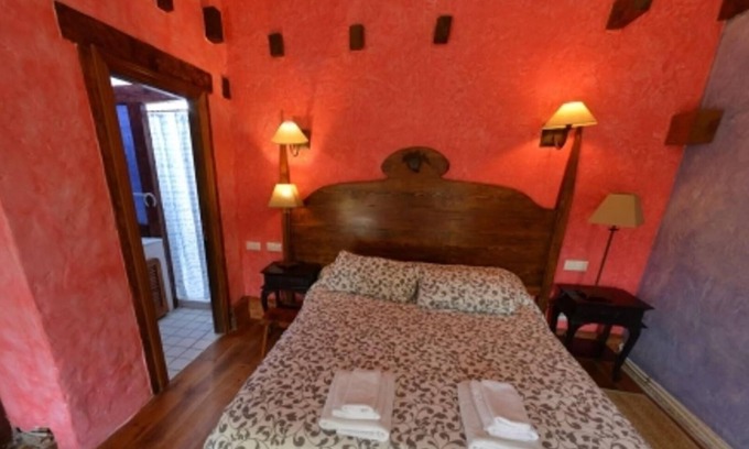 Olmedo Hotel | Basic Triple Room: Private entrance and porch