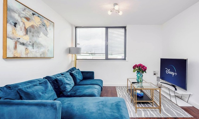 Basildon Apartment | Basildon - 2-Bed - Sleeps 5 - Near Train Station