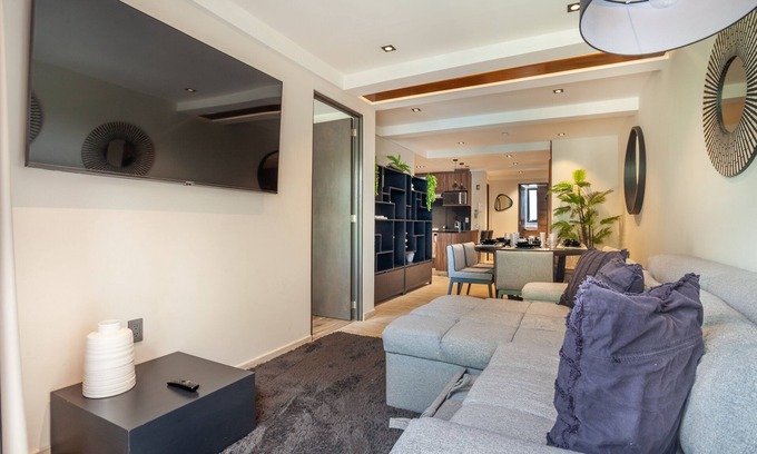 Colonia Roma Apartment | Bask in Now: Minimalist Elegance Meets 202's Modern Fancy