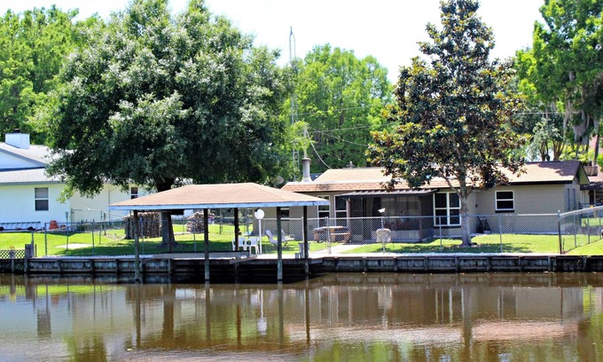 Lorida House | Bass Fishing Vacation Rental - Lake Istokpoga - Fisherman Welcome!