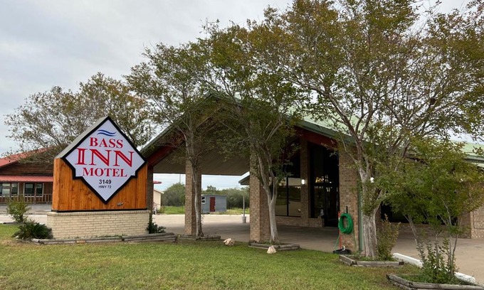 Three Rivers Hotel | Bass Inn - Choke Canyon National Park