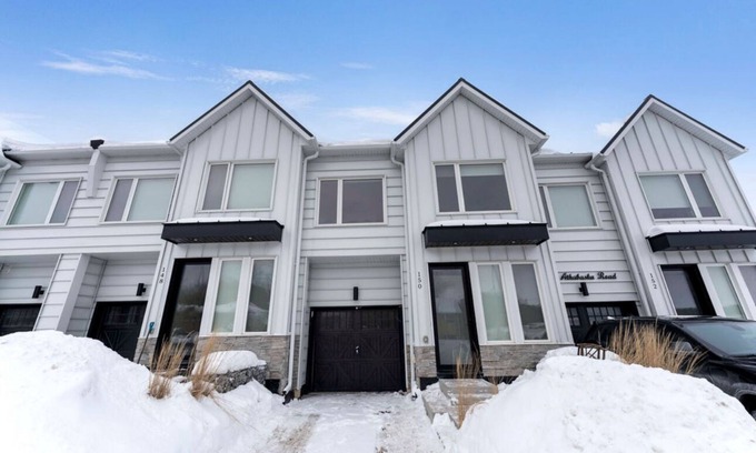 Innisfil House | Bass Oasis 2 – Cozy, Pet-Friendly Getaway Near Beach, Ski Resort, Spa & More!