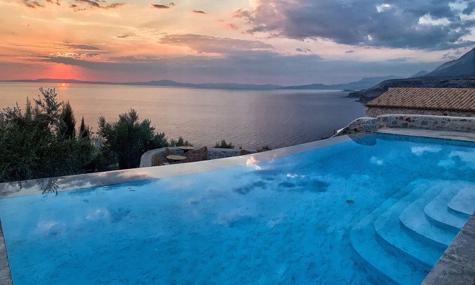 Omales Hotel | Bassa Maina Villas & Suites