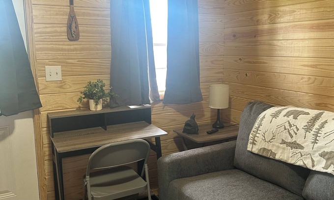 Stevenson Cabin | Bassmasters - Cozy 1-bedroom cabin with WiFi, AC in fabulous Stevenson