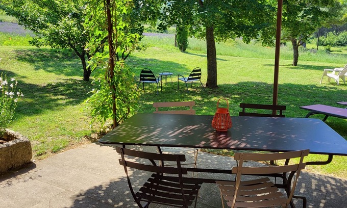Apt House | Bastide de la Mandarine du 18 ° s Red Ocher Natural in the Heart of the Luberon
