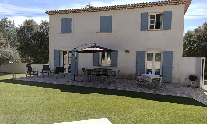 Pelissanne House | Bastide Provençale with pool and garden