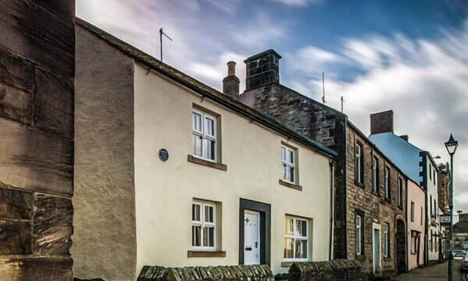 Haltwhistle Cottage | BASTLE HOUSE, pet friendly, with open fire in Haltwhistle