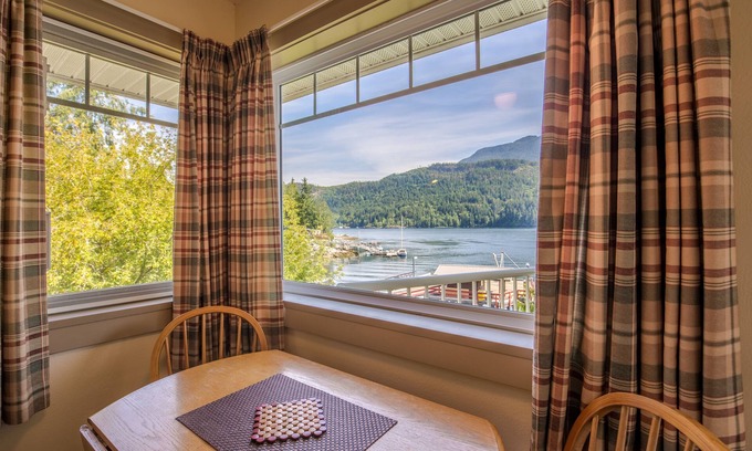 Egmont Hotel | Bathgate Resort and Marina