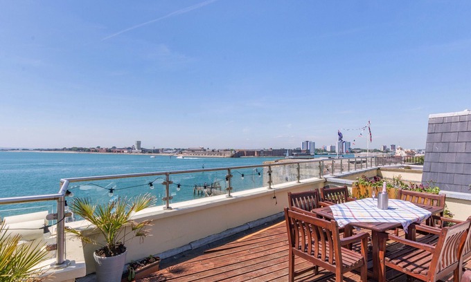 Old Portsmouth Cottage | BATTERY HOUSE, family friendly, country holiday cottage in Portsmouth