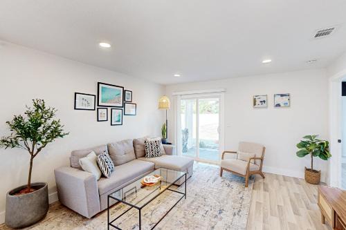 Bay Acres House | Bay Acres Bungalow - B