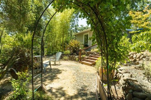 Rheem Valley Manor House | Bay Area Garden Retreat