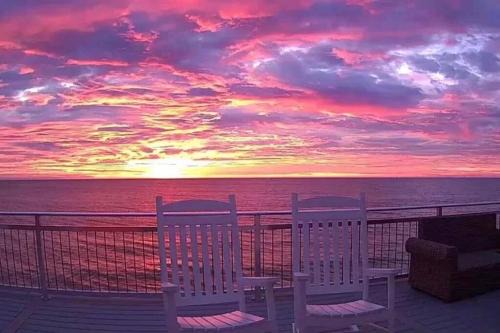 Hampton House | Bay Bliss - Private Beachfront Home with 180° Views & Hot Tub!