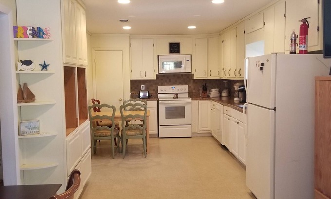 Gulf Breeze Cottage | Bay Cottage w Pier Fishing Dog Friendly