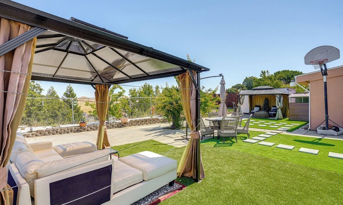 Hercules House | Bay & Hill Views: Modern Hercules Home