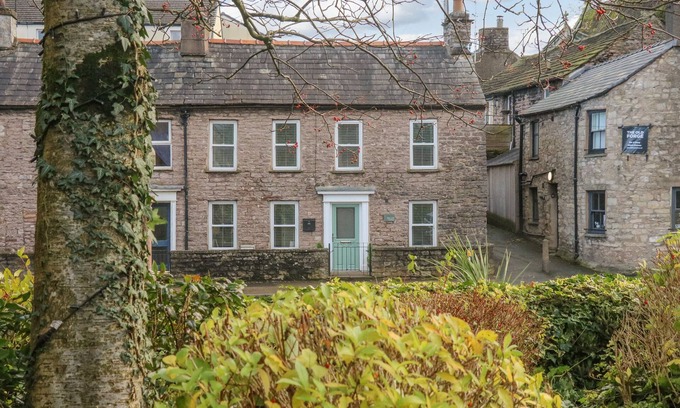 Kirkby Stephen Cottage | BAY LEAF COTTAGE, family friendly, with open fire in Kirkby Stephen