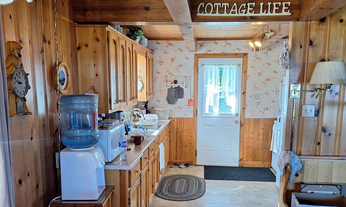 Black Rock Cottage | Bay of FundynCottage LifenCanada Creek nHarbourville Nova Scotia