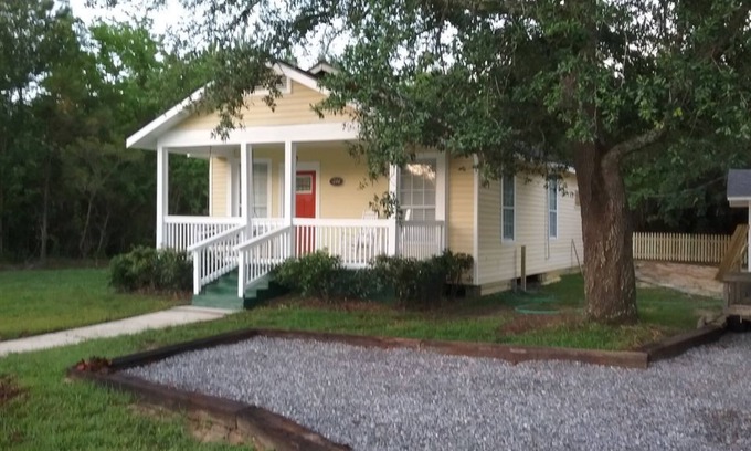 Bay St Louis Cottage | Bay Old Town Cottage-Southern charm & location.