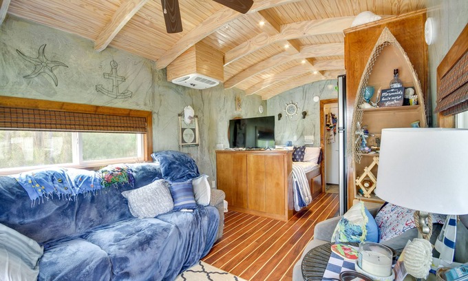 Shoreline Park Apartment | Bay St Louis Houseboat 6 Mi to Old Town & Beach!