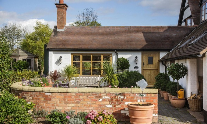 Droitwich Cottage | BAY TREE COTTAGE, pet friendly, with a garden in Droitwich Spa