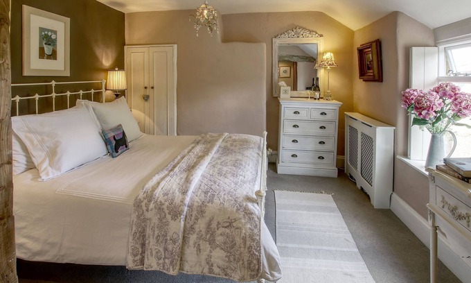 Shipton under Wychwood Cottage | Bay Tree Cottage is tucked away in an elevated position on the edge of a pretty village.