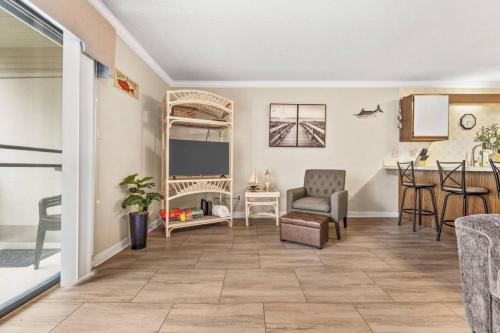 Little River Apartment | Bay Tree Getaway 28G