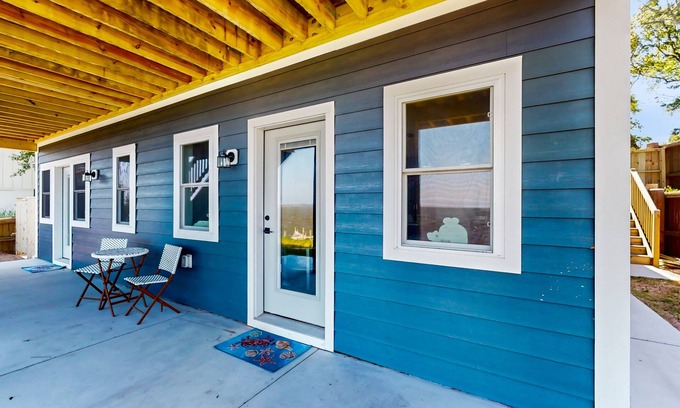 Colington Harbour Condo | Bay-view 1BR with outdoor shower and fishing access