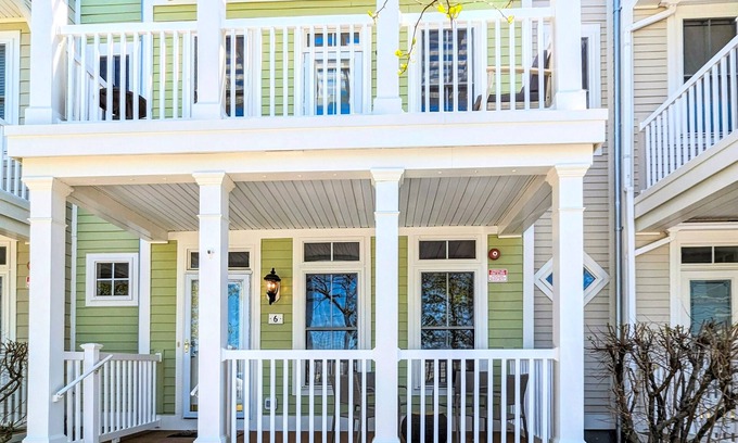 Sunset Island House | Bay view townhome with multiple decks, pool & gym - walk to the beach