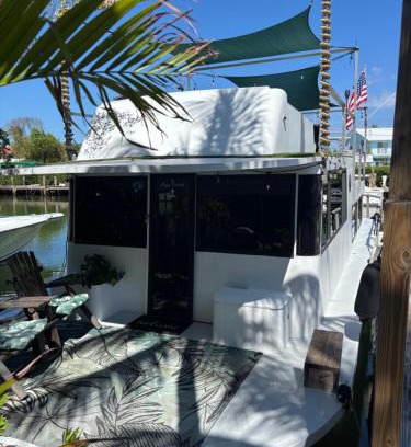 Tavernier House | Baycation Houseboat