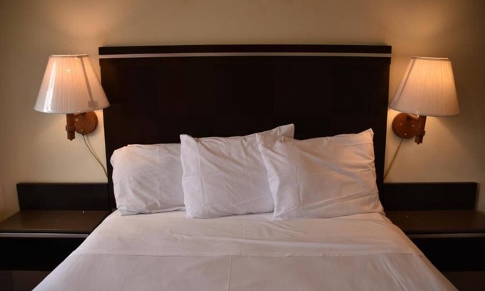 Lincoln Acres Hotel | Baycities Motel