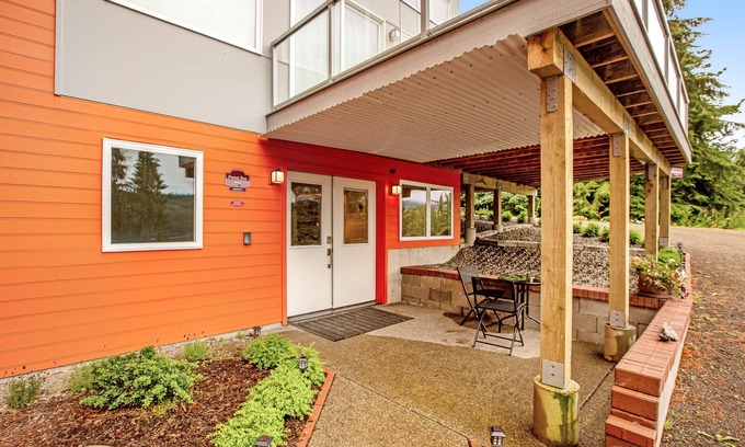 Adelma Beach House | Bayfront apartment with private patio, beach access, water views, AC & W/D