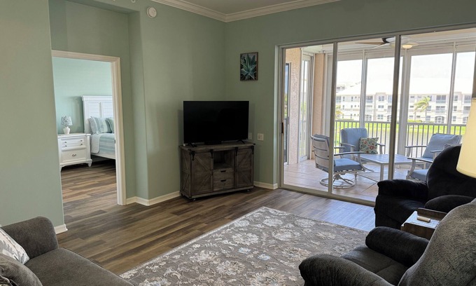 Tropical Cove Condo | Bayfront Bliss at Lexington CC Lake Village