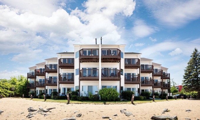 Traverse City Condo | Bayfront Bliss at the Beaches