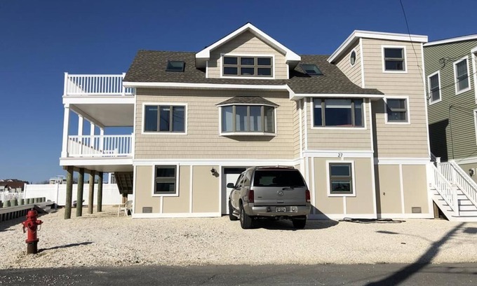 North Beach Haven Apartment | Bayfront classic beach beach house