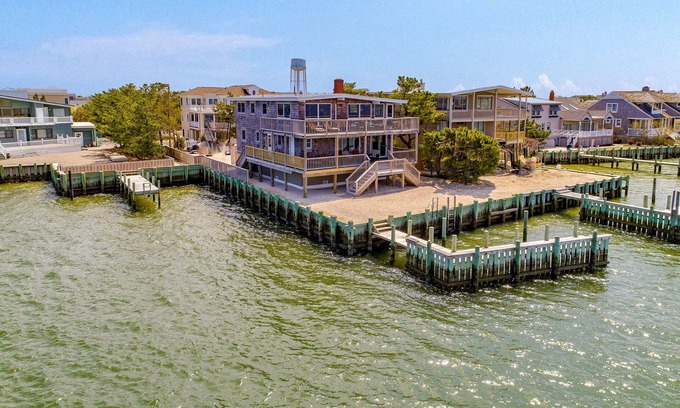 North Beach Haven House | BAYFRONT, DOCK, SHORT WALK TO BEACH, BRANT BEACH YACHT CLUB NEIGHBORHOOD