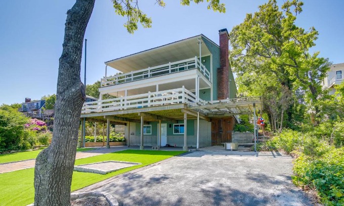 Plymouth House | Bayfront Home with Deck - 4 Mi to Downtown Plymouth!