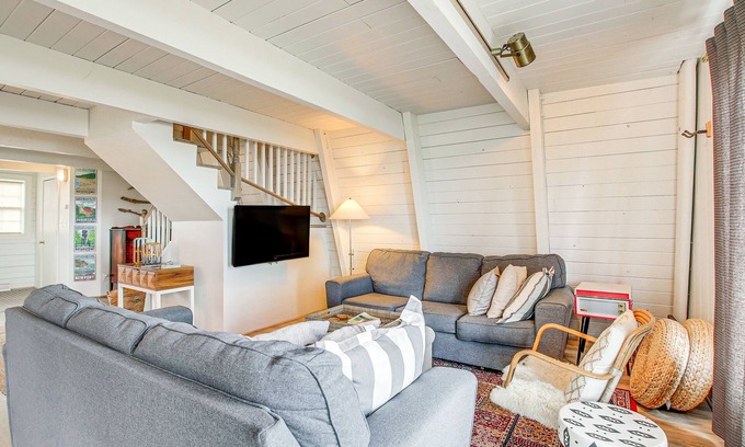 Kewaunee County Cabin | Bayfront Luxemburg Cabin Rental w/Private Beach!